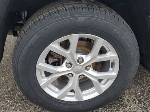 Used 2023 Jeep Grand Cherokee Limited image 5