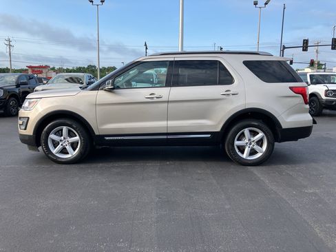Used 2017 Ford Explorer XLT w/ Equipment Group 202A AWD/4WD image 3