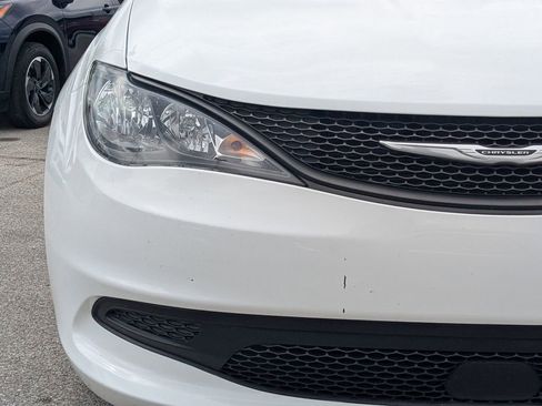 Used 2023 Chrysler Voyager LX FWD image 9