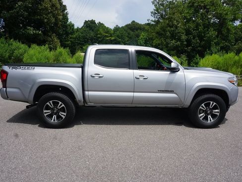 Used 2018 Toyota Tacoma TRD Sport AWD/4WD image 21