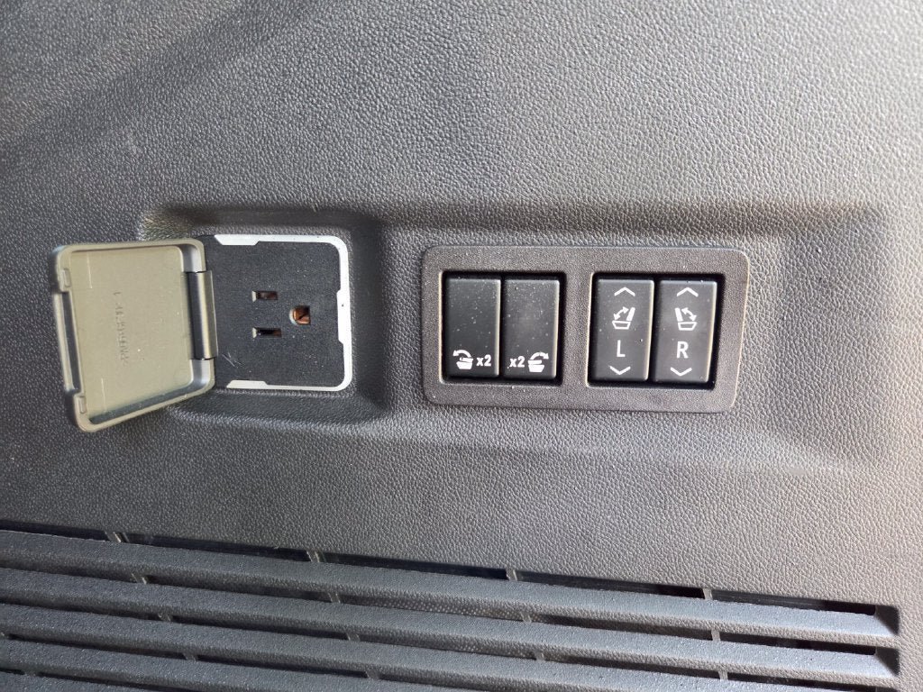 Used 2023 GMC Yukon Denali Ultimate AWD/4WD image 26