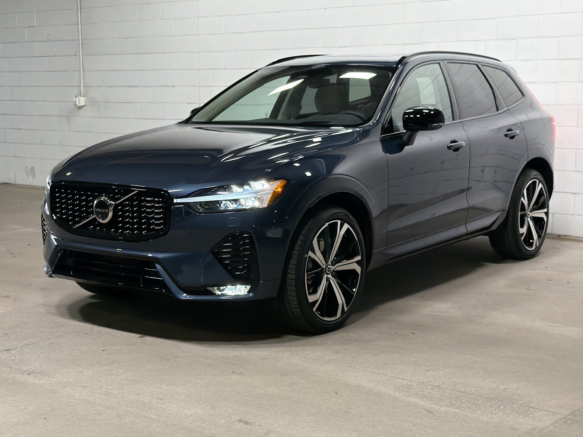 Used 2025 Volvo XC60 B5 Ultra w/ Protection Package Premier AWD/4WD image 1