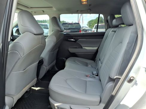Used 2020 Toyota Highlander XLE FWD image 22