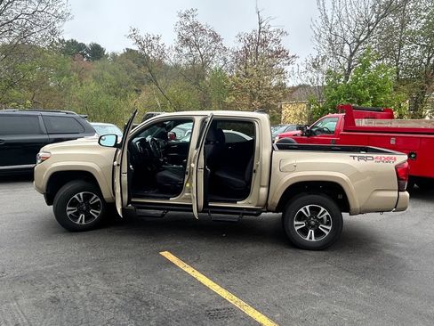Used 2018 Toyota Tacoma TRD Sport AWD/4WD image 10