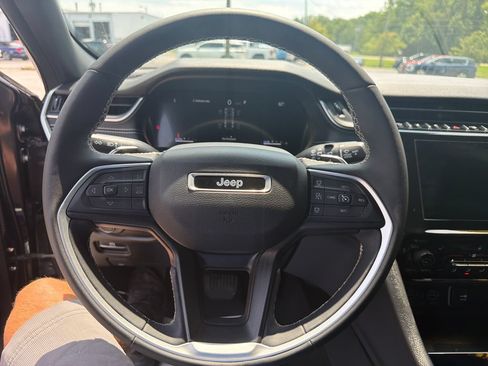 Used 2023 Jeep Grand Cherokee Altitude AWD/4WD image 16