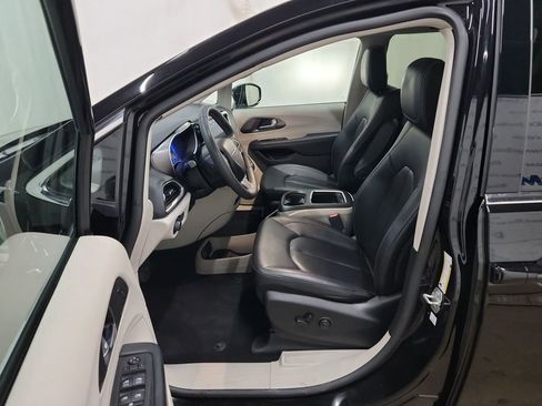 Used 2024 Chrysler Pacifica Touring-L image 10