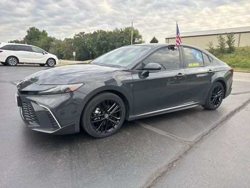 Used 2025 Toyota Camry SE FWD image 2