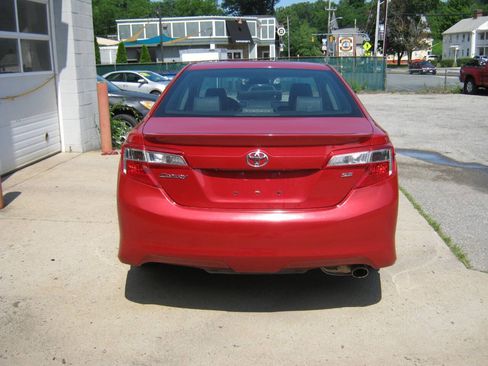 Used 2014 Toyota Camry SE w/ Moonroof Package FWD image 6