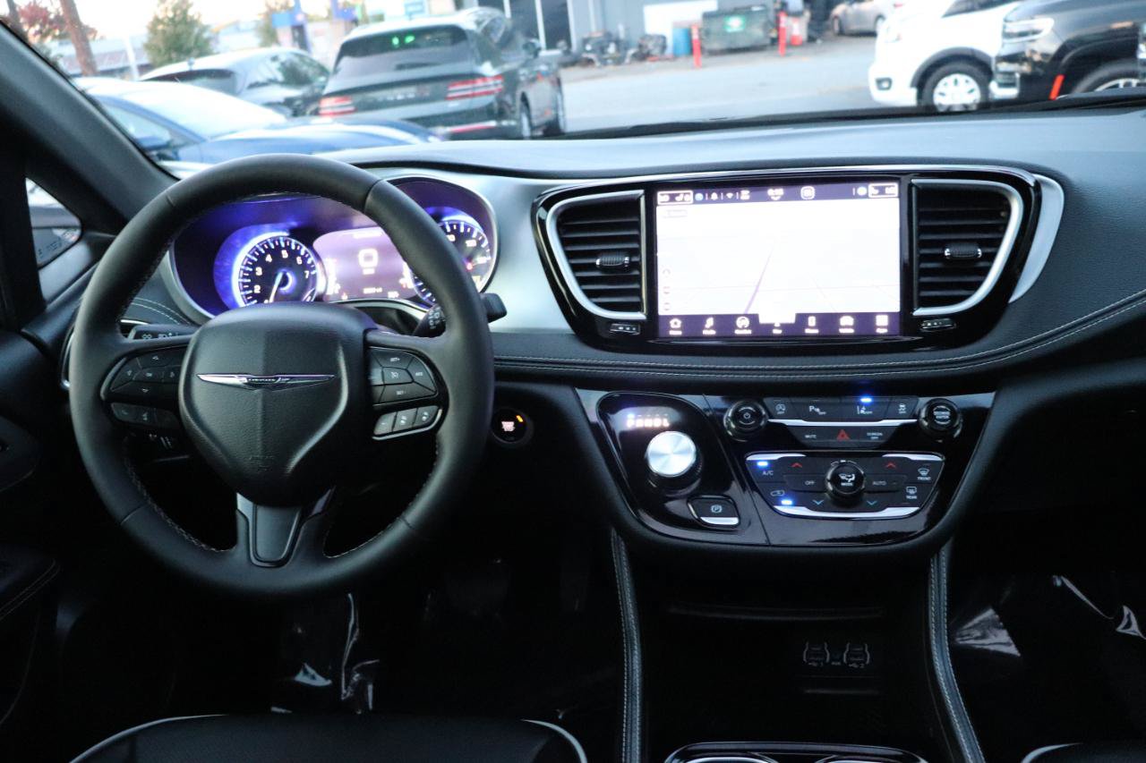 Used 2025 Chrysler Pacifica Limited FWD image 19