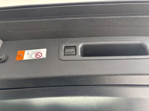 Used 2025 Toyota Highlander LE FWD image 24