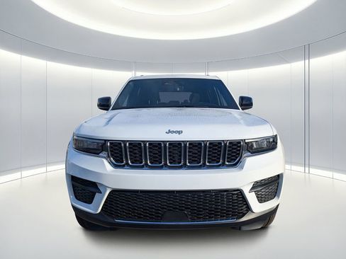 Used 2025 Jeep Grand Cherokee Laredo X w/ Trailer Tow Package image 8