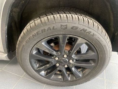 Used 2017 Jeep Grand Cherokee Altitude AWD/4WD image 14