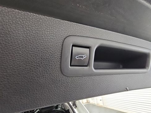 Used 2021 Toyota Highlander XLE AWD/4WD image 37