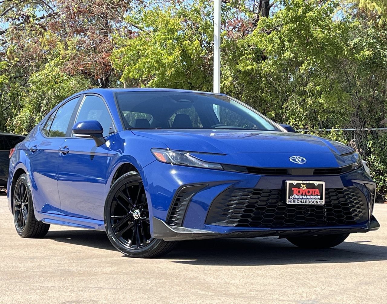 Used 2025 Toyota Camry SE FWD image 2