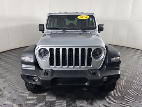 Used 2024 Jeep Wrangler Unlimited Sport AWD/4WD image 12