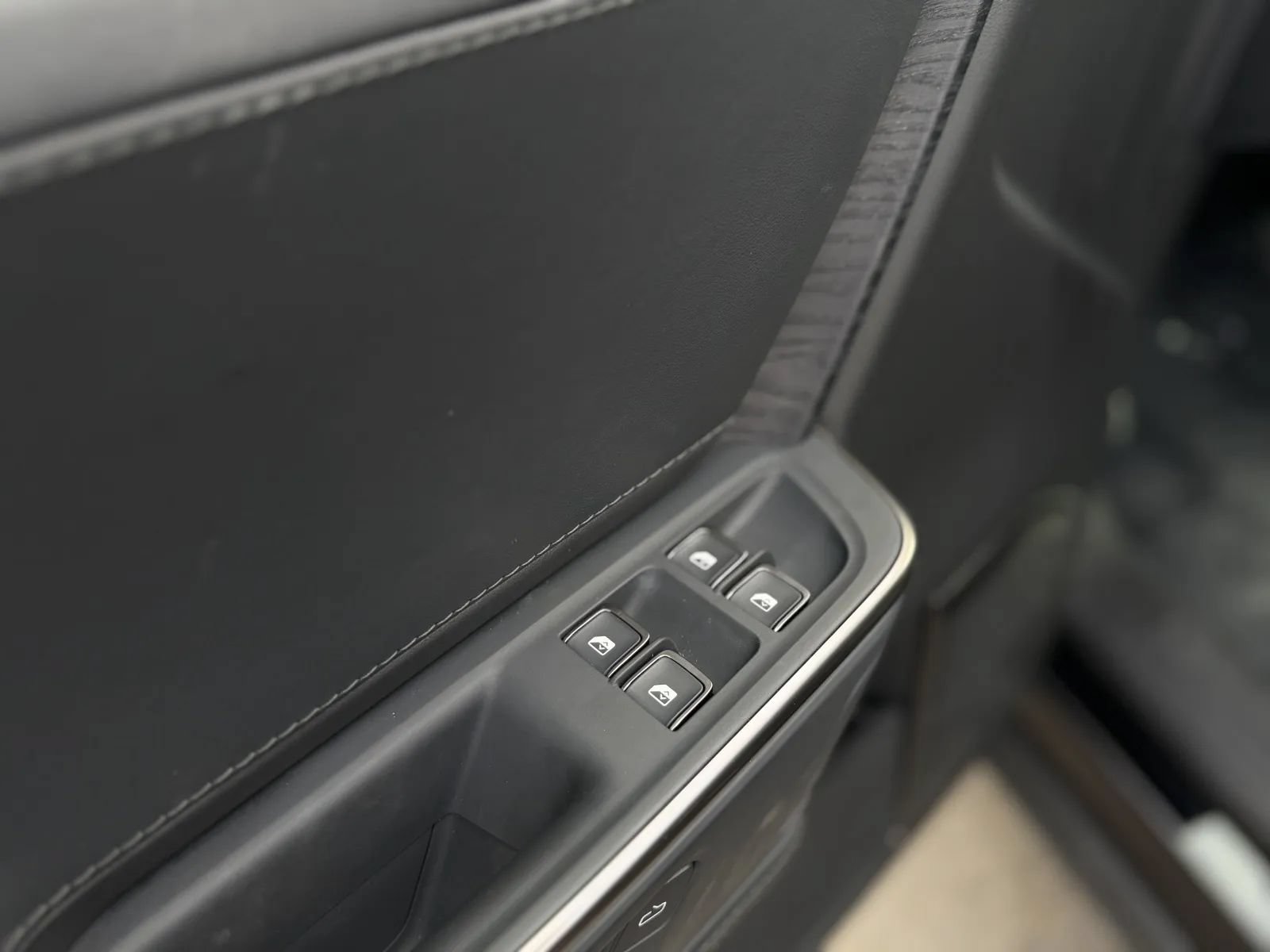 Used 2025 Rivian R1S Adventure Dual AWD/4WD image 26