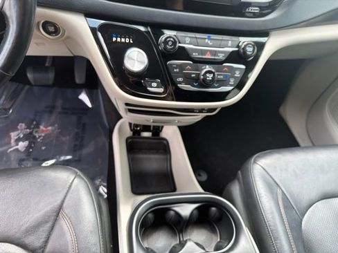 Used 2020 Chrysler Pacifica Touring-L FWD image 12