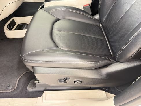 Used 2024 Chrysler Pacifica Touring-L FWD image 14