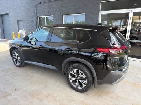 Used 2021 Nissan Rogue SV FWD image 2