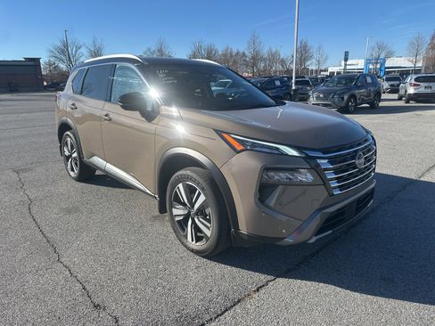 Used 2024 Nissan Rogue SL w/ SL Premium Package image 3