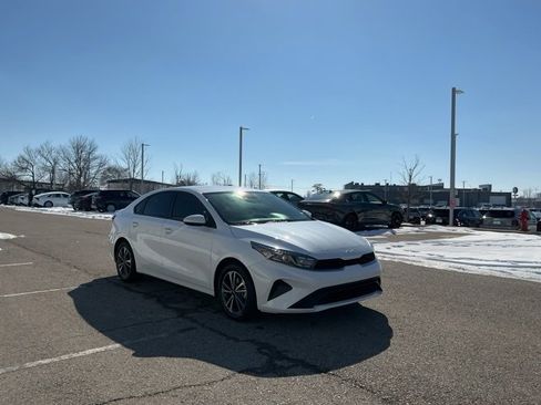 Used 2024 Kia Forte LXS image 3