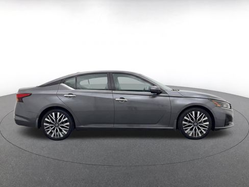 Used 2025 Nissan Altima 2.5 SV FWD image 9