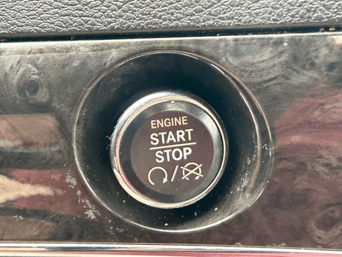 Used 2016 Chrysler Town & Country Touring-L FWD image 33