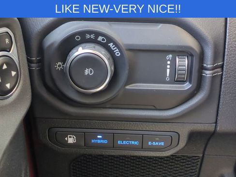 Used 2025 Jeep Wrangler Unlimited Sahara AWD/4WD image 16