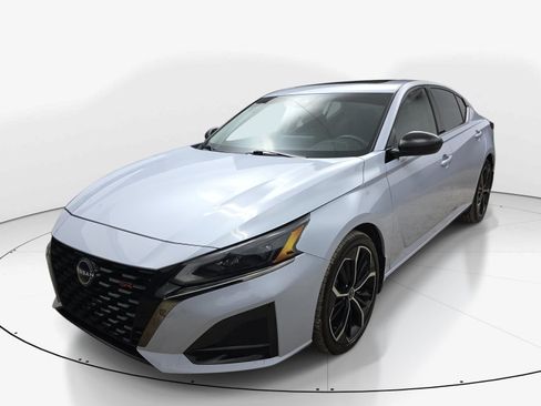 Used 2024 Nissan Altima 2.5 SR w/ SR Premium Package FWD image 8