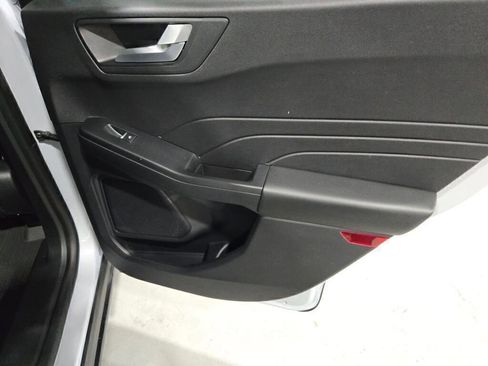 New 2025 Ford Escape SE w/ Class II Trailer Tow Package FWD image 10