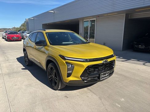 Used 2025 Chevrolet Trax ACTIV w/ Driver Confidence Package image 3