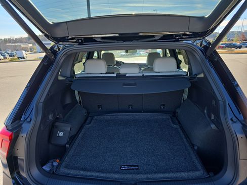 Used 2024 Volkswagen Tiguan SE R-Line image 12