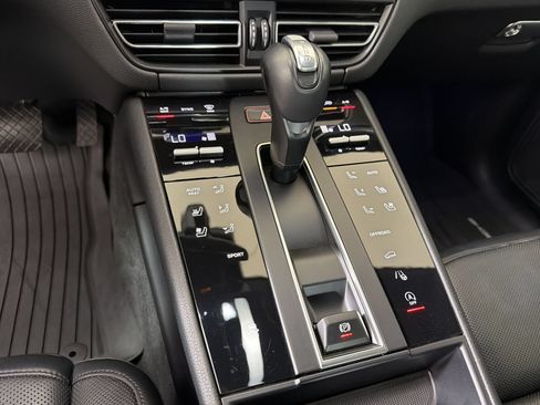 Certified 2024 Porsche Macan AWD/4WD image 16