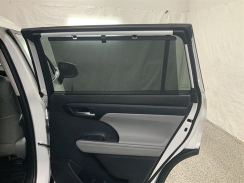 Used 2023 Toyota Highlander XLE AWD/4WD image 19