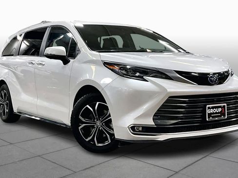 Used 2025 Toyota Sienna Platinum image 3