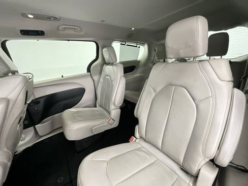 Used 2020 Chrysler Pacifica Touring-L Plus image 7