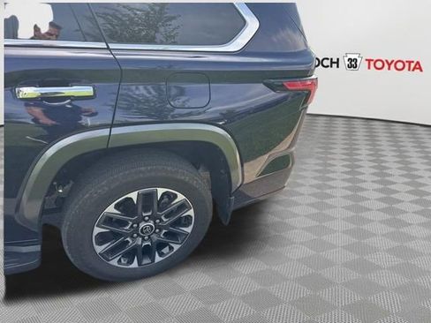 Used 2023 Toyota Sequoia Limited w/ Tow Technology Package AWD/4WD image 13
