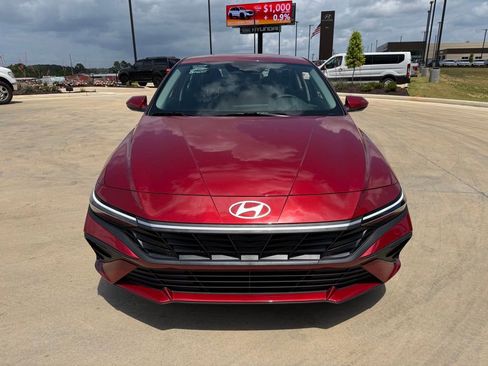 Certified 2025 Hyundai Elantra SE image 8