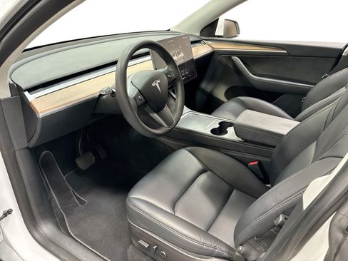 Certified 2022 Tesla Model Y Long Range AWD/4WD image 9