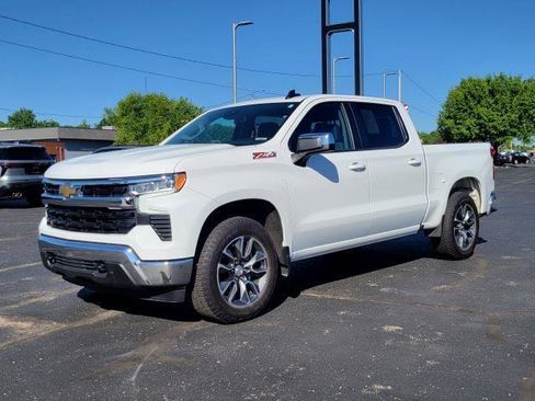 Used 2023 Chevrolet Silverado 1500 LT w/ Z71 Off-Road Package AWD/4WD image 4