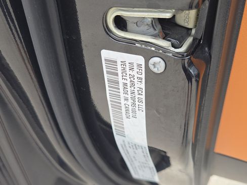 Used 2023 Chrysler Pacifica Pinnacle FWD image 34
