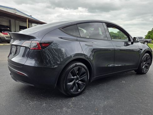 Used 2024 Tesla Model Y 2WD image 5