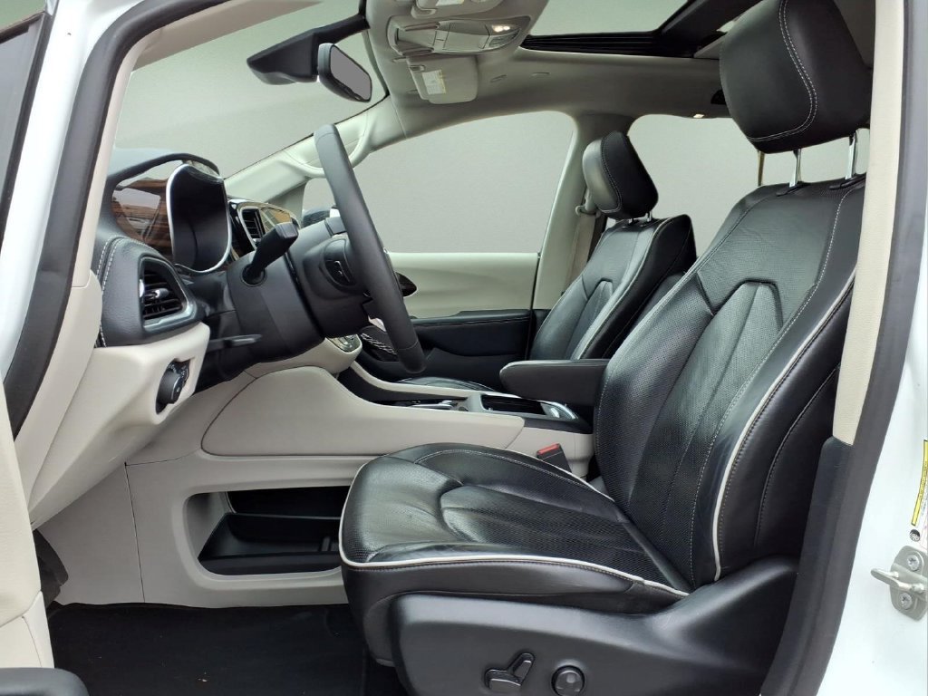 Used 2024 Chrysler Pacifica Limited FWD image 2