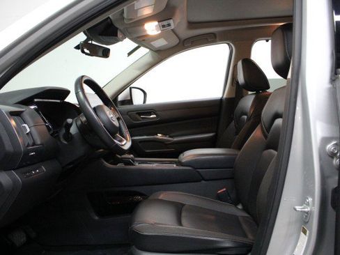 Used 2024 Nissan Pathfinder SL w/ SL Premium Package image 7