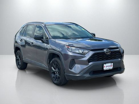 Used 2021 Toyota RAV4 LE FWD image 3