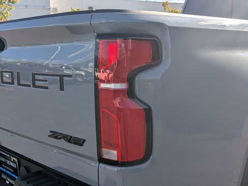 Used 2025 Chevrolet Silverado 2500 ZR2 w/ Technology Package AWD/4WD image 11