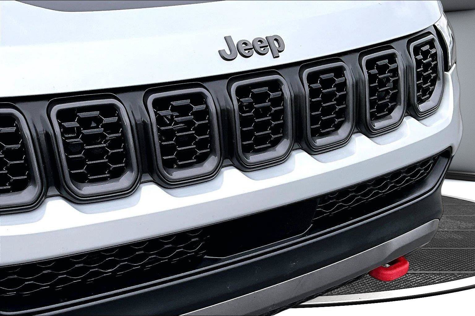 Used 2025 Jeep Compass Trailhawk AWD/4WD image 34