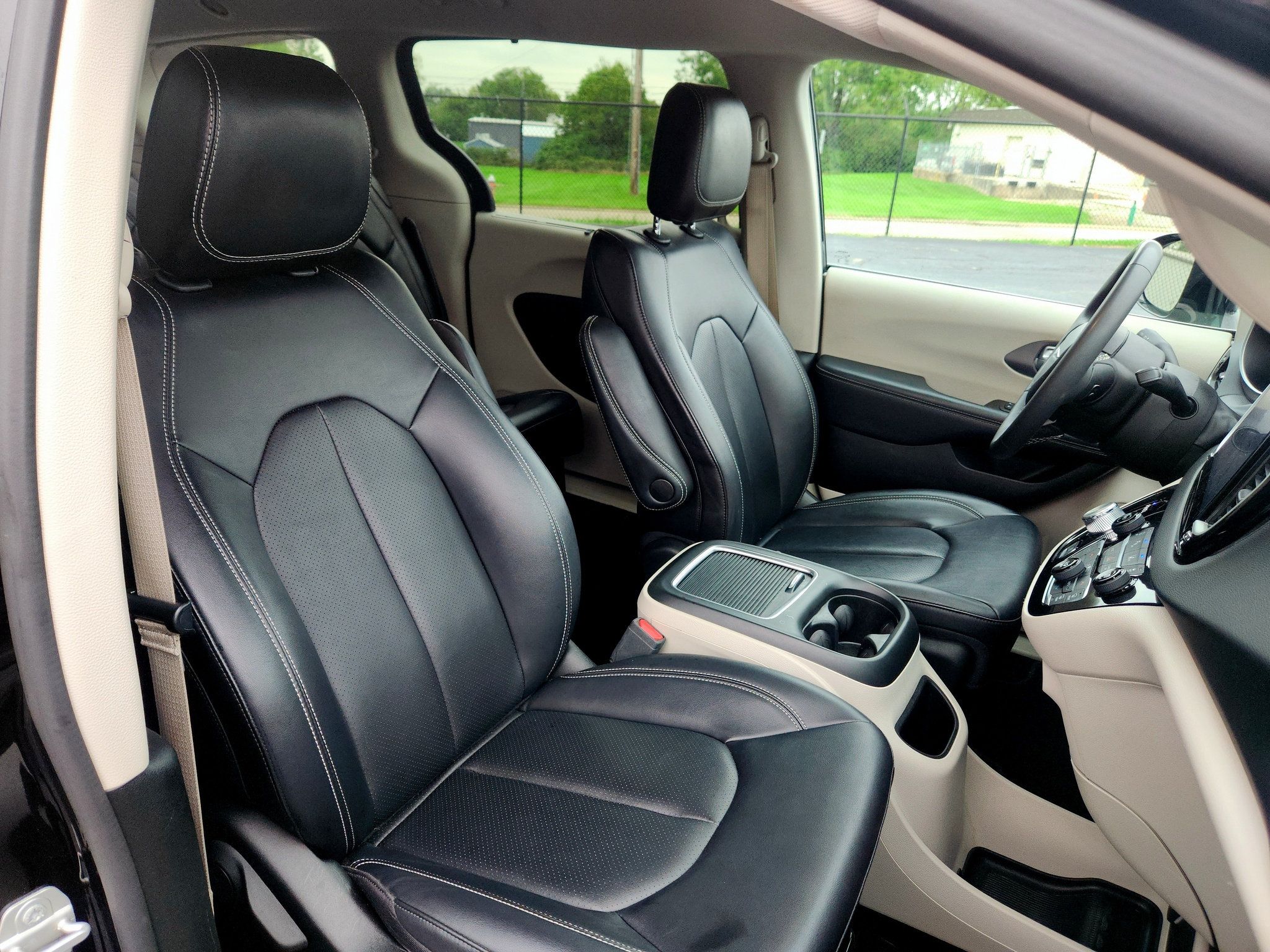 Used 2024 Chrysler Pacifica Touring-L FWD image 35