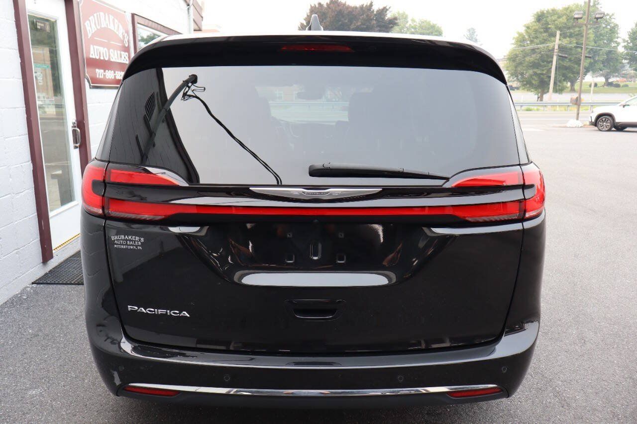 Used 2023 Chrysler Pacifica Touring-L FWD image 3