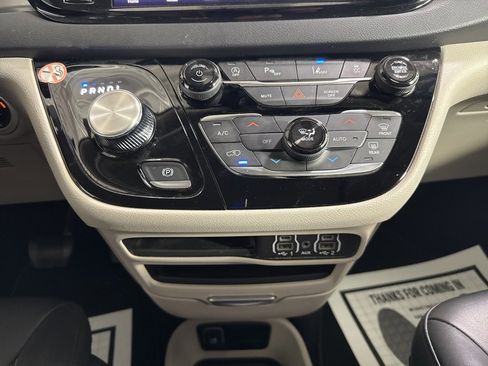Used 2024 Chrysler Pacifica Touring-L image 28
